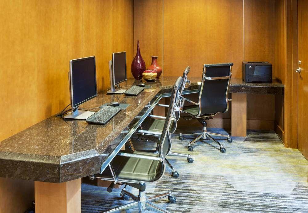 Courtyard By Marriott Boston Logan Airport Hotel Екстериор снимка