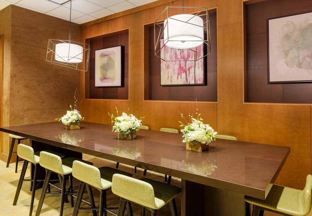 Courtyard By Marriott Boston Logan Airport Hotel Екстериор снимка