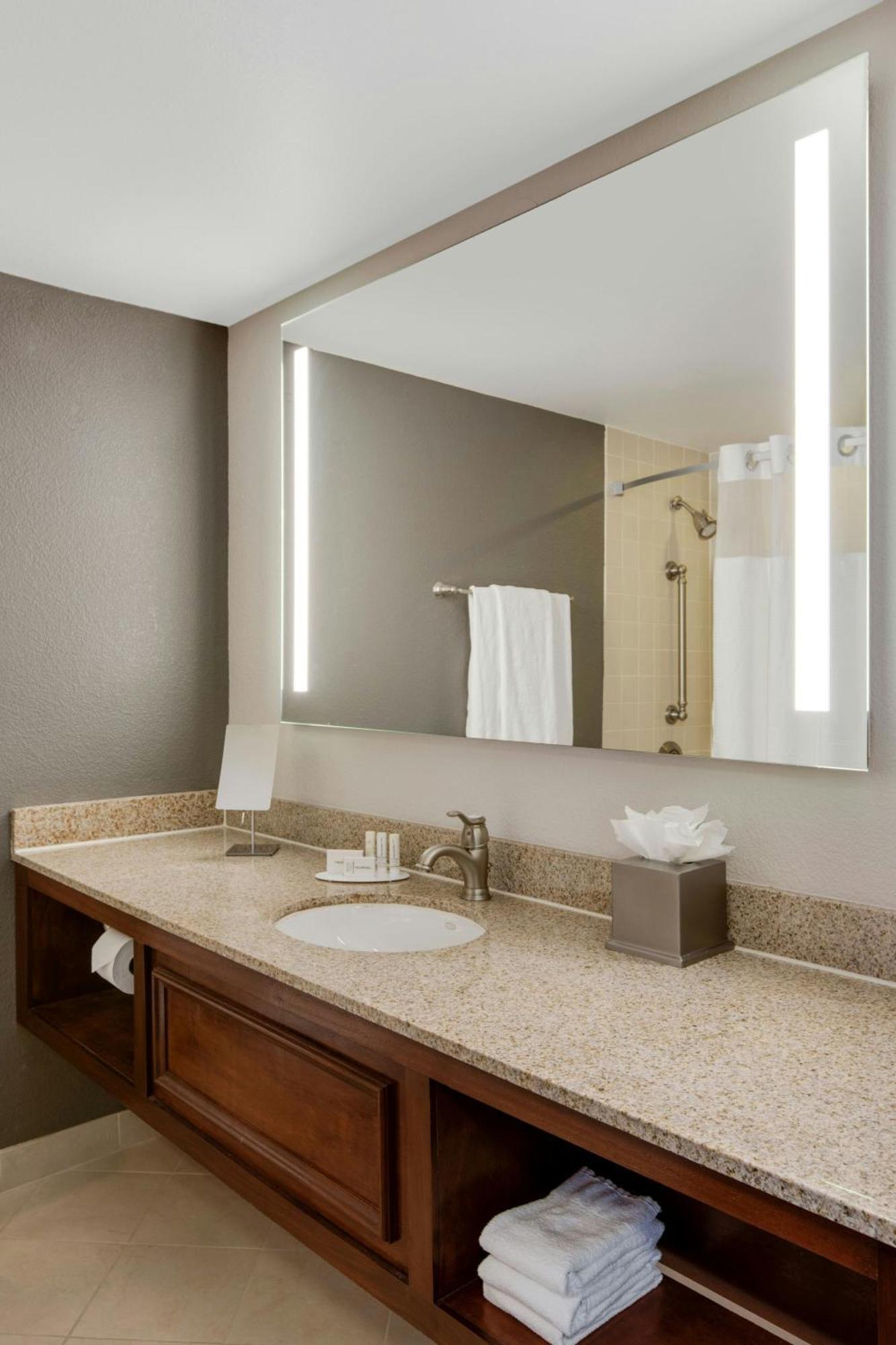 Courtyard By Marriott Boston Logan Airport Hotel Екстериор снимка