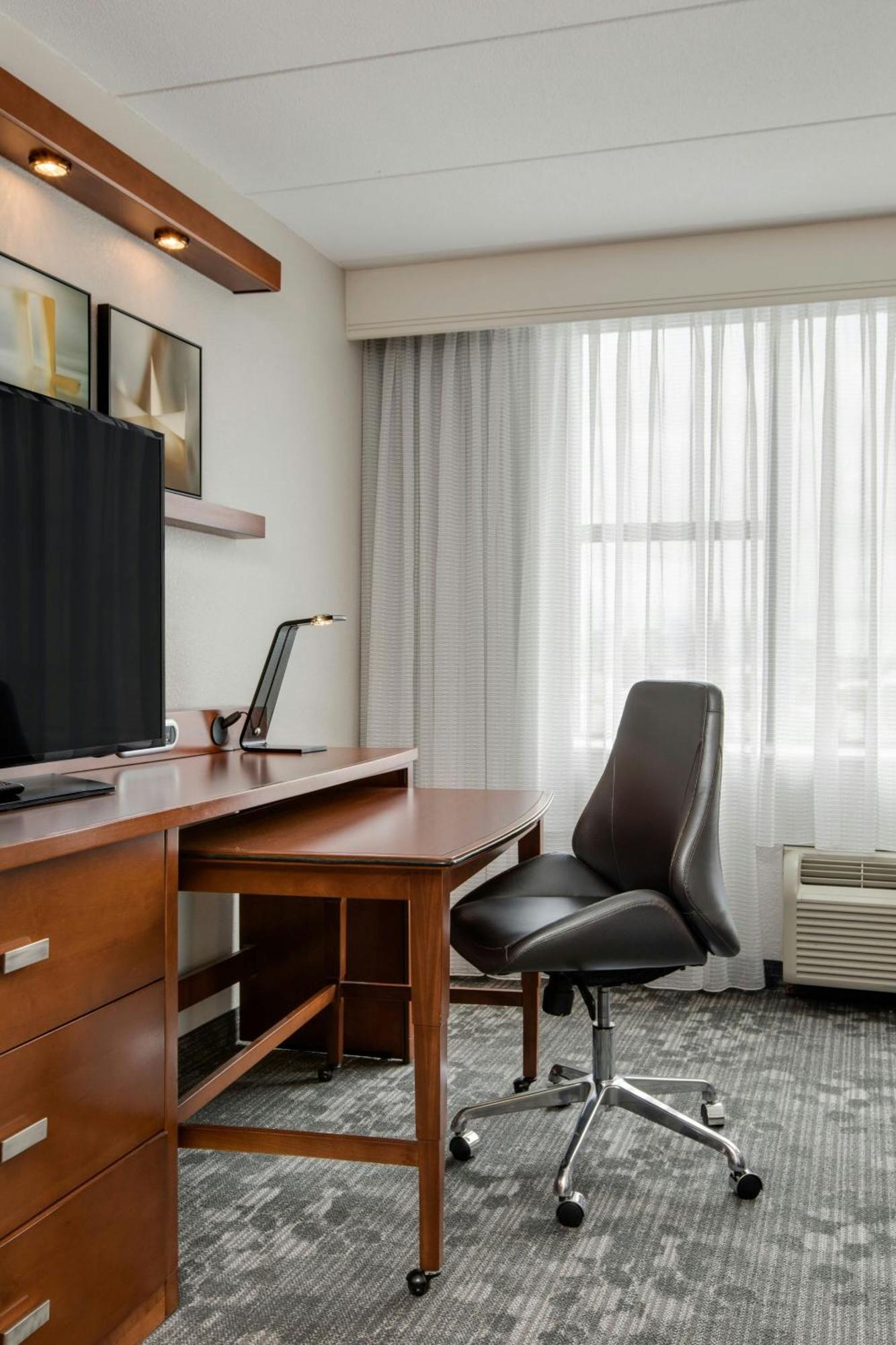Courtyard By Marriott Boston Logan Airport Hotel Екстериор снимка