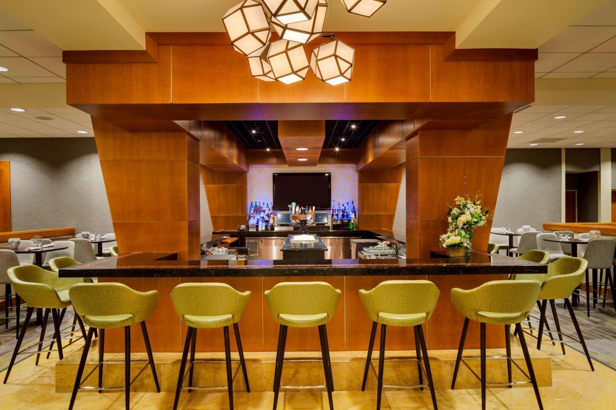 Courtyard By Marriott Boston Logan Airport Hotel Екстериор снимка