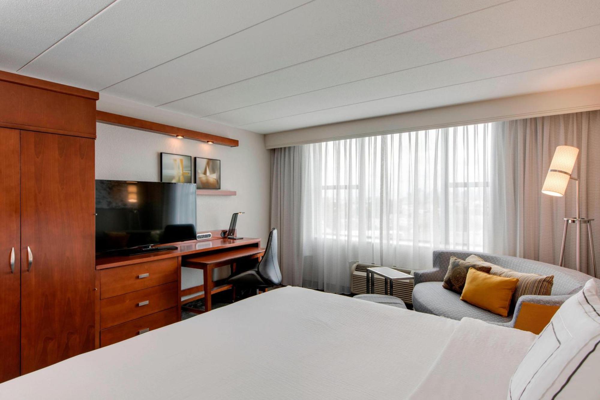 Courtyard By Marriott Boston Logan Airport Hotel Екстериор снимка
