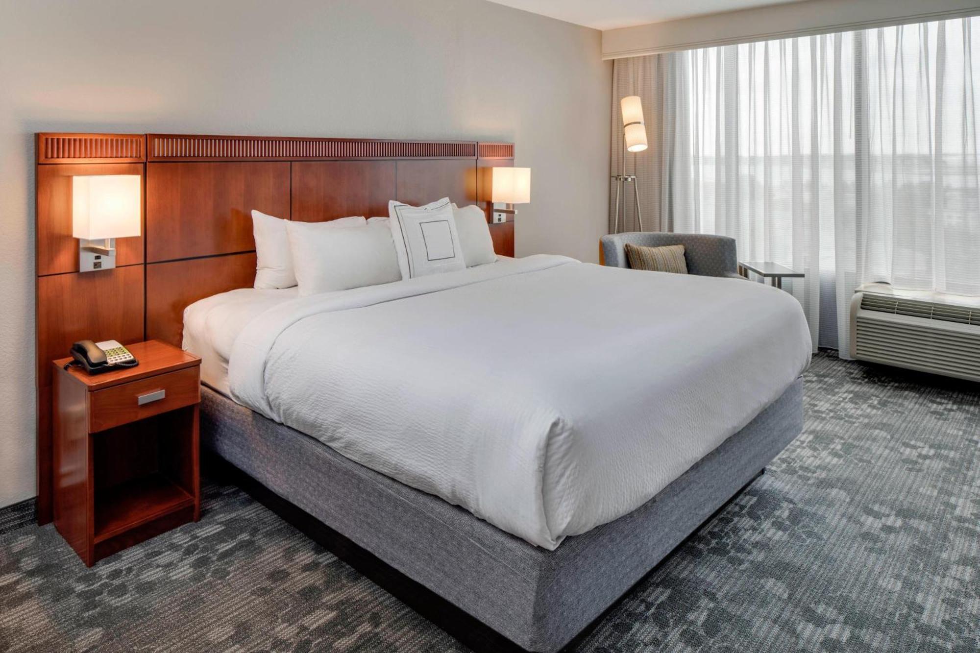 Courtyard By Marriott Boston Logan Airport Hotel Екстериор снимка