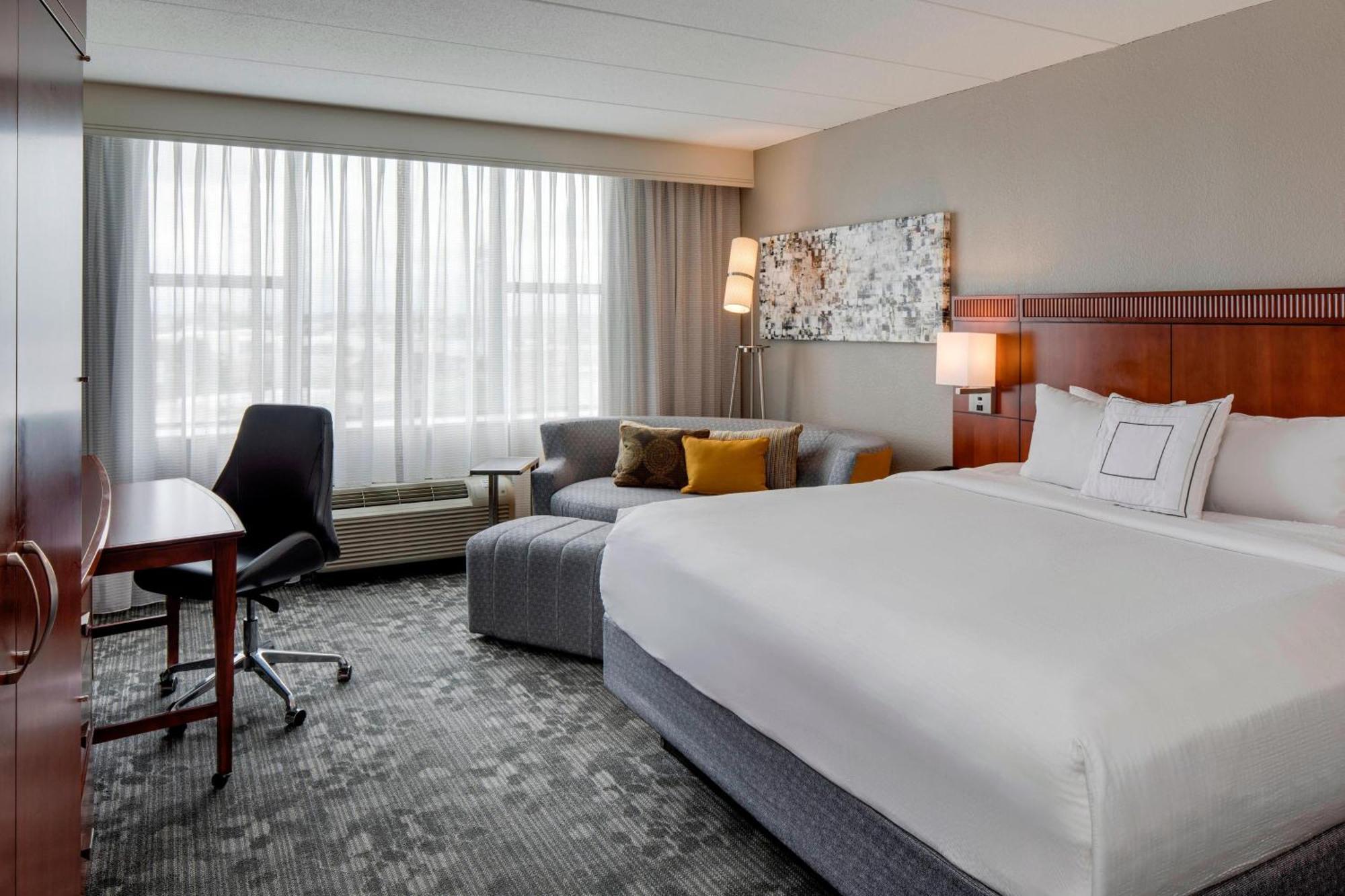 Courtyard By Marriott Boston Logan Airport Hotel Екстериор снимка