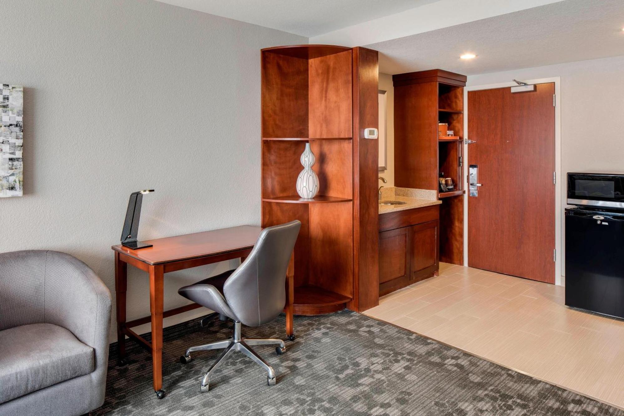 Courtyard By Marriott Boston Logan Airport Hotel Екстериор снимка