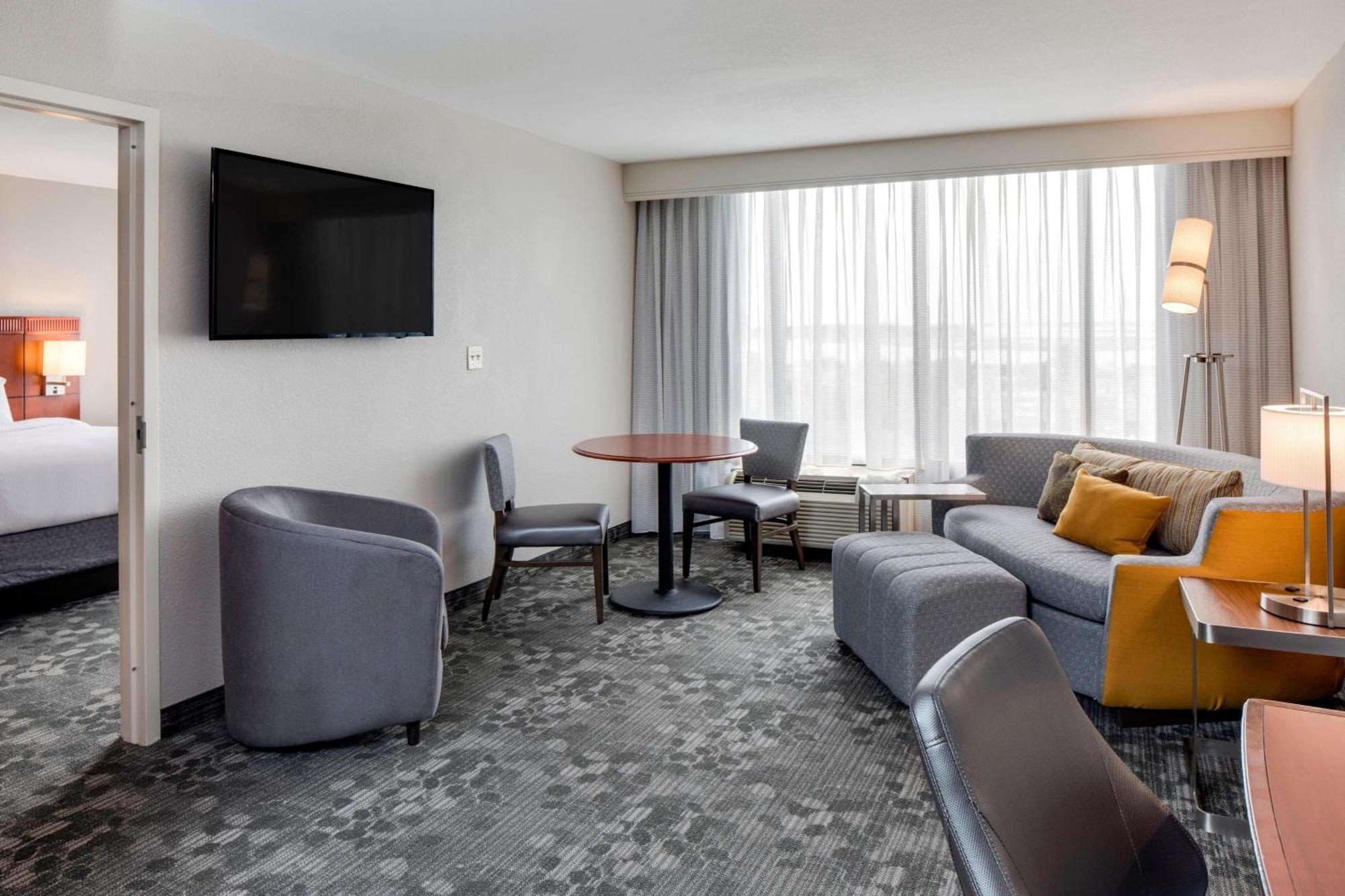 Courtyard By Marriott Boston Logan Airport Hotel Екстериор снимка
