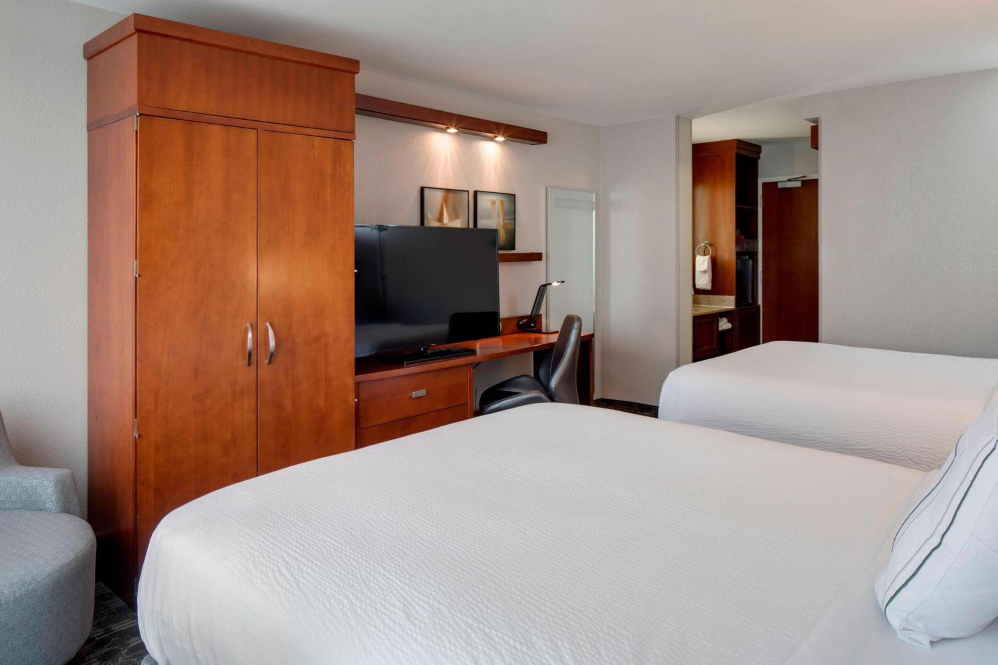 Courtyard By Marriott Boston Logan Airport Hotel Екстериор снимка