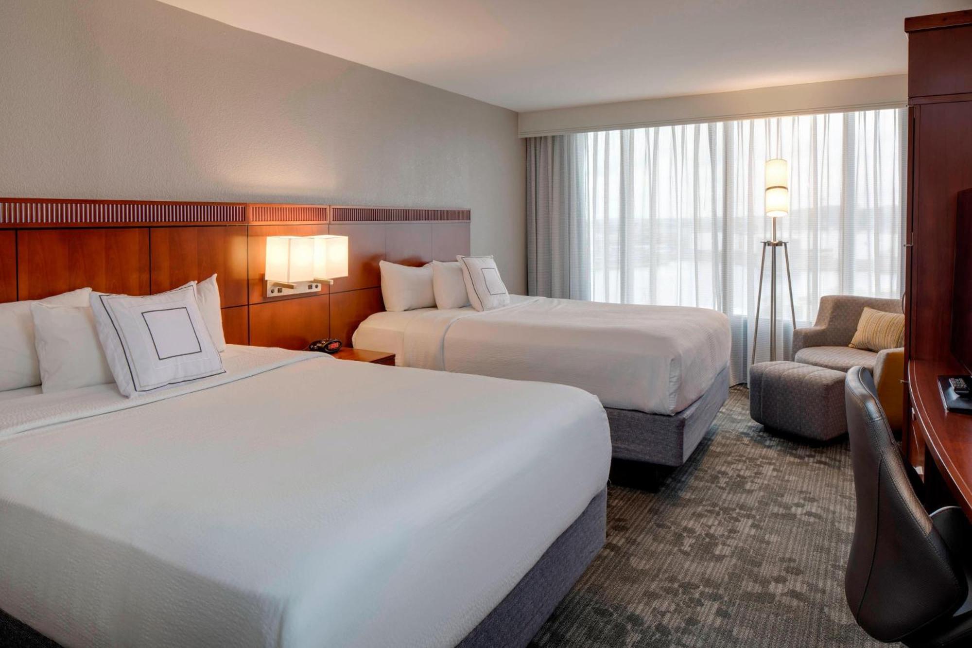 Courtyard By Marriott Boston Logan Airport Hotel Екстериор снимка