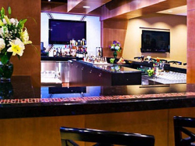 Courtyard By Marriott Boston Logan Airport Hotel Екстериор снимка