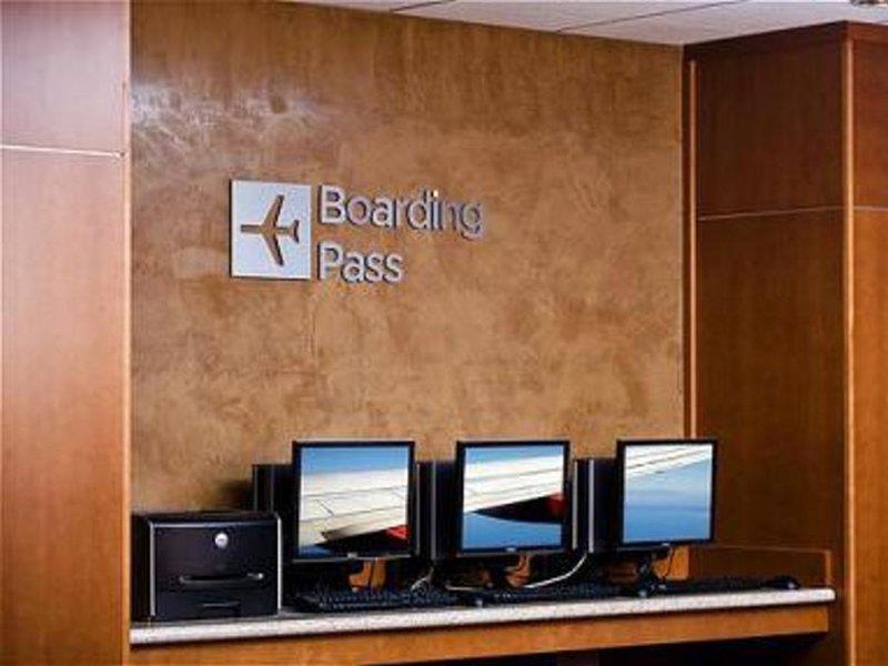 Courtyard By Marriott Boston Logan Airport Hotel Екстериор снимка