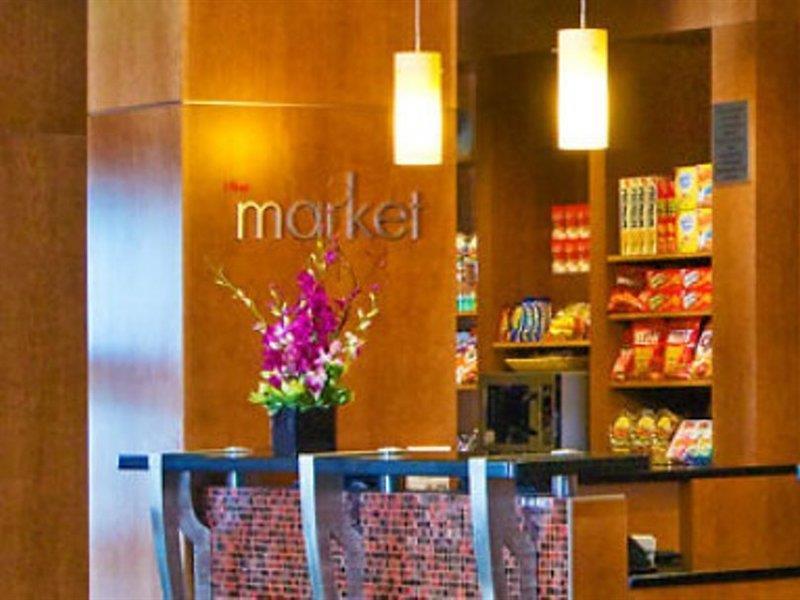 Courtyard By Marriott Boston Logan Airport Hotel Екстериор снимка