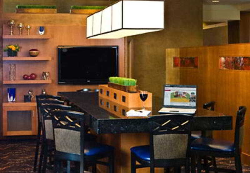 Courtyard By Marriott Boston Logan Airport Hotel Екстериор снимка