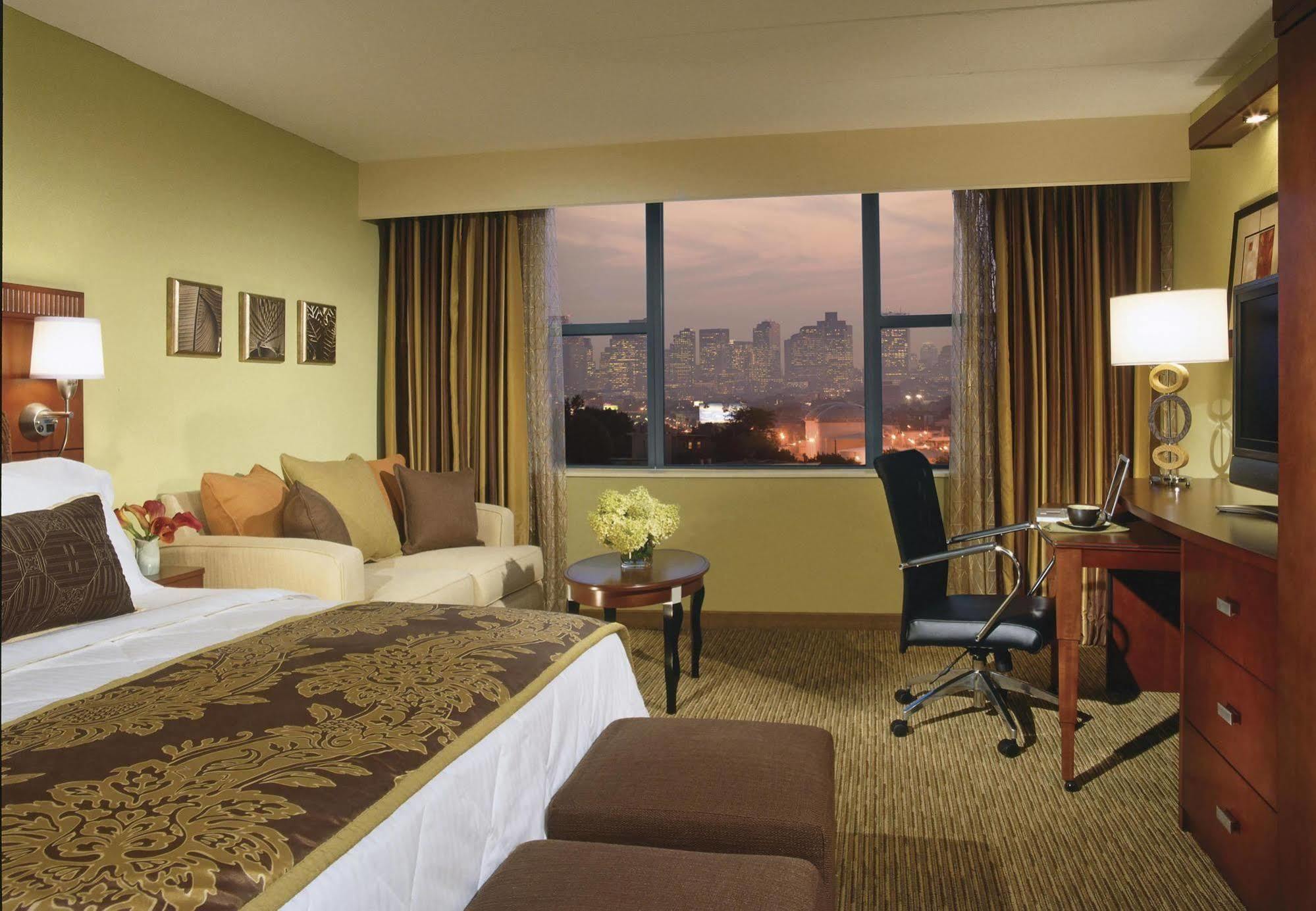 Courtyard By Marriott Boston Logan Airport Hotel Екстериор снимка