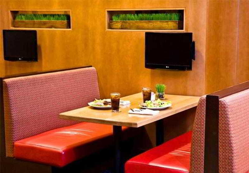 Courtyard By Marriott Boston Logan Airport Hotel Екстериор снимка