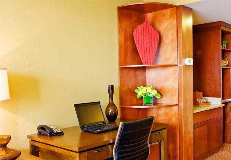 Courtyard By Marriott Boston Logan Airport Hotel Екстериор снимка